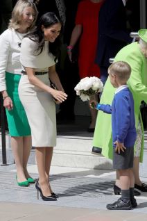 Megan Markl u Givenchy puder roze haljini golih ramena