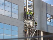 Novak Đoković fanovi ispred aerodroma (3).jpg