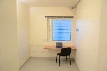 Brejvikova zatvorska ćelija (1).jpg