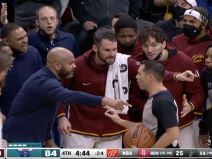 Rozir promašio trojku sudije priznale koš u NBA