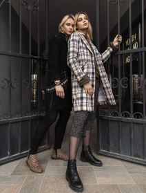 Dve devojke modna poza