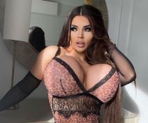 Pejdđ Britiš u crnom vešu silikoni