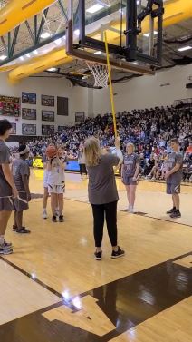 Slepa devojčica izvodi slobodno bacanje (4).jpg