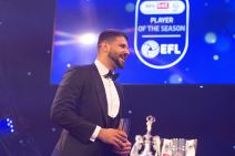 Mitrovic na dodeli nagrada EFL (2).jpg