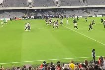 Utrcavanje na teren navijaca Fulama (8).jpg