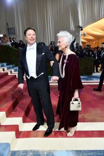 Ilon Mask prošetao mamu supermodela na Met Gala crvenom tepihu (4).jpg