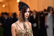 Emili Ratajkovski na Met gali  (2).jpg