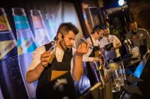 Schweppes, pravljenje koktela.jpg