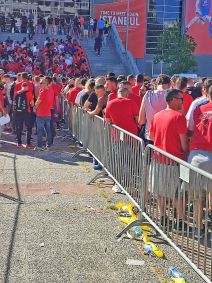 Navijaci ispre Arene (5).jpeg