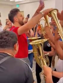 Vasilije Micic slavi sa trubacima (5).jpg