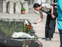 Ana Bekuta polozila cveve na grob Milutina Mrkonjica (7).jpeg