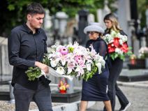 Ana Bekuta polozila cveve na grob Milutina Mrkonjica (8).jpeg