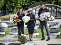 Ana Bekuta polozila cveve na grob Milutina Mrkonjica (12).jpeg