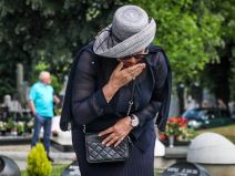 Ana Bekuta polozila cveve na grob Milutina Mrkonjica (14).jpeg