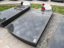 Ana Bekuta polozila cveve na grob Milutina Mrkonjica (1).jpeg