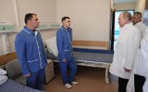 Putin u poseti ranjenicima  (3).jpg