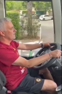 Žoze Murinjo vozi autobus