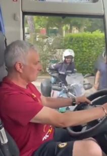 Žoze Murinjo vozi autobus