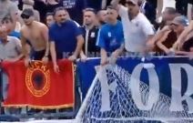 Albanski navijaci cepaju mrezu od gola (5).jpg