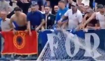 Albanski navijaci cepaju mrezu od gola (6).jpg