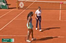 Marijane Veljović u raspravi sa Koko Gof na Rolan Garosu