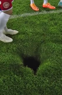 Rupa na fudbalskom terenu (4).jpg