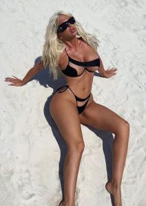 Rejni Kvali u kupaćem sa providnim delovima