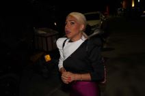 Jovana Jeremić s dečkom na bazenu paparaco 