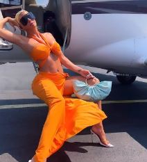 Jelena Karleuša u privatnom avionu stajling