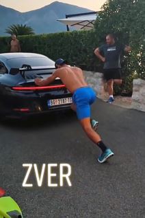 Djokovic gura Porse (3).jpg