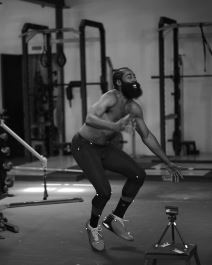 Džejms Harden baca tortu u okean