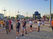 Već redovi pred Arenom, navijači čekaju da uđu (3).jpeg