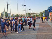 Već redovi pred Arenom, navijači čekaju da uđu (5).jpeg