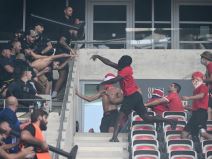 Redar tuče navijače na meču Nice i Kelna