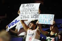 Srpski i hrvatski navijači pevaju zajedno Koktel ljubavi na Eurobasketu