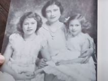 kraljica elizabeta i majka.jpg