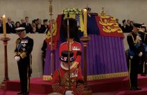 Kralj Carls pored kovcega kraljice Elizabete Druge4.png