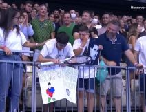 Novak daje svoj reket fanu  (3).jpg