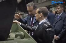 Dmitri Medvedev fabrika tenkovi 2.png