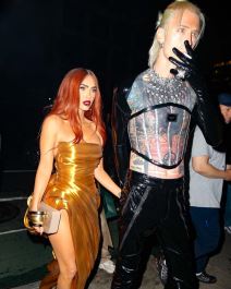 Megan Foks sa crvenom kosom Mašin Gan Keli u korsetu