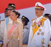 Kralj Tajlanda i zene (3).png