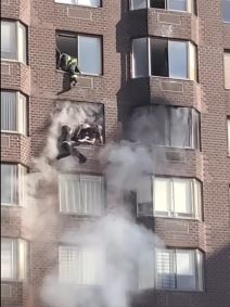 Požar u zgradi vatrogasci spasili ženu