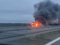 Kamioni u plamenu.jpg