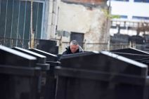 Covek pali svece na grobovima Bojovicevog oca i brata (4).jpeg