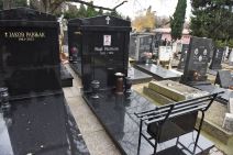 Covek pali svece na grobovima Bojovicevog oca i brata (5).jpeg