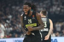 Slavlje igrača KK Partizan i navijača, Lesor uzeo megafon