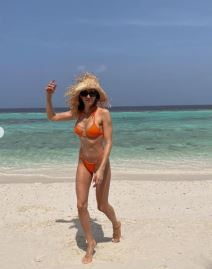 Jelisaveta Orašanin podigla noge u vis na plaži