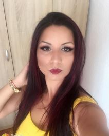 Pevačicu muž ostavio posle operacije preko video poziva