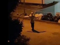 Baba igra na Zvezdari usred noći, baba, žena, igra, ples, ulica, Batutova