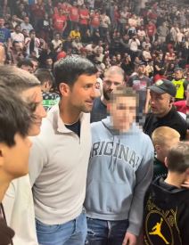 Novak Đoković daje novac dečaku